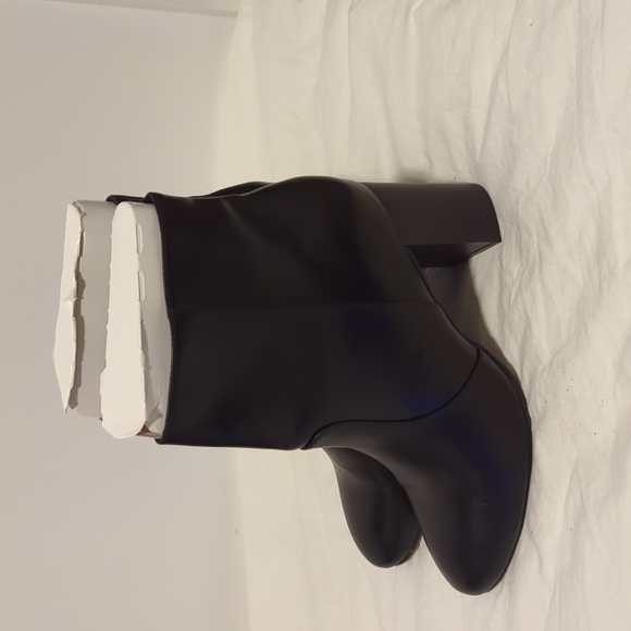 Faux Leather Block Heel Ankle Boots in Black - Old Navy - Size 8 - Picture 2 of 4